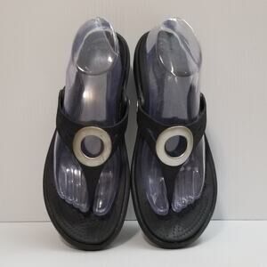 Crocs Sanrah Sandals Women Size 9 Beveled Circle Wedge Thong Black Flip Flops